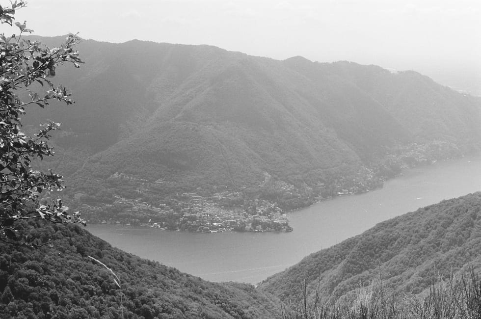 Vista sul Lago di Como dal rifugio Bugone